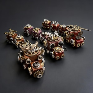 Könnte beinhalten: Eine Sammlung handgefertigter Holzspielzeugfahrzeuge im Steampunk-Stil. Die Spielzeuge weisen komplizierte Metallzahnräder, Akzente und Details auf, mit einer Mischung aus Braun-, Gold- und Silbertönen. Die Fahrzeuge sind auf einer dunklen Oberfläche angeordnet.
