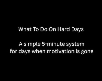 Op de afbeelding: Zwarte achtergrond met witte tekst: "What To Do On Hard Days." Daaronder: "A simple 5-minute system for days when motivation is gone." De afbeelding is een motiverende boodschap om moeilijke tijden te overwinnen.