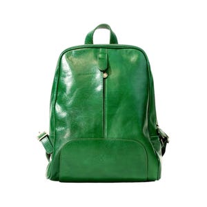 Pode incluir: Uma mochila de couro verde vibrante com uma alça superior e alças ajustáveis. A mochila apresenta um bolso frontal e um detalhe de zíper vertical. O couro tem um acabamento brilhante e a bolsa está em um fundo branco.