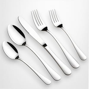 Può includere: Un set di posate in acciaio inossidabile lucido, composto da due cucchiai, due forchette e un coltello. Le posate hanno un design semplice e moderno con manici arrotondati e sono disposte diagonalmente su una superficie bianca.