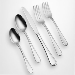 Può includere: Un set di posate in acciaio inossidabile lucido, composto da due cucchiai, un coltello e due forchette. Le posate sono disposte diagonalmente su uno sfondo bianco, mettendo in risalto le loro superfici riflettenti e il design elegante. Ideale per cene formali.
