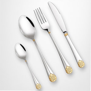 Può includere: Un set di quattro posate in acciaio inossidabile: un cucchiaio, un cucchiaino, una forchetta e un coltello. Ogni pezzo ha un accento color oro vicino al manico e un motivo floreale decorativo color oro alla base del manico.