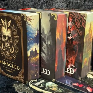 Inbunden bok "Manacled" Limited Edition Collector's Edition - ett skarpt, handgjort 3-sidigt tryck, inkluderar ett bokmärke