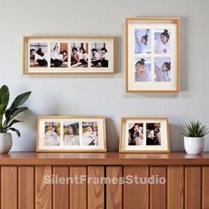 Può includere: Più cornici per foto in legno con varie disposizioni di foto. Le cornici sono marrone chiaro con passe-partout bianchi. Le foto mostrano persone in varie pose. Le cornici sono esposte su un mobile in legno e montate su una parete grigio chiaro.