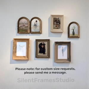 Peut inclure: Plusieurs cadres de différentes formes et tailles, dont des cadres arqués et rectangulaires. Les œuvres d'art comprennent des peintures de paysages, des portraits et des estampes botaniques. Le texte sur l'image dit : "Please note: for custom size requests, please send me a message. Silent FramesStudio."