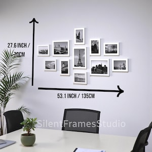 Puede incluir: Colección de fotografías en blanco y negro con marcos blancos, dispuestas en una pared. La exhibición mide 70 cm de alto y 135 cm de ancho. Las imágenes representan varios monumentos y paisajes urbanos.