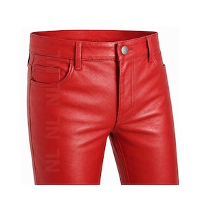 Pode incluir: Calças vermelho-brilhante com textura lisa, cós com passadores de cinto, fecho de botão prateado único, braguilha com zíper e dois bolsos frontais. O design inclui detalhes de costura padrão ao longo das bordas e dos bolsos.