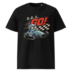 Könnte beinhalten: Schwarzes T-Shirt mit einem Cartoon-Rennwagen-Design. Das Bild zeigt ein blaues Auto mit Fahrer, dem Wort "GO" und dem Countdown "3.. 2.. 1..". Eine Zielflagge ist ebenfalls enthalten.