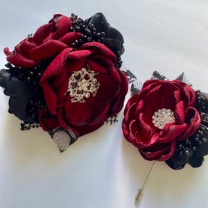 Weinrote und schwarze Anstecknadel oder Boutonnière - rote Abschlussball-Blumen, Wein-Abschlussball-Blumen, HOCO-Blumen, Heimkehr-Blumen, rote Rosen, kastanienbraune Blumen