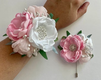 Corsage ou boutonnière de fleurs blanches et roses pâles