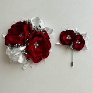 Tiefrotes und weißes Anstecksträußchen oder Boutonnière Set - Stoffblumen, Satinblumen, Seidenblumen, rote Anstecknadel, rote Boutonnière, Abschlussball, Heimkehr