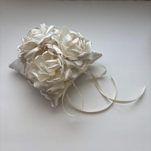 Cojín de anillo de satén hecho a mano: flores de tela color crema y botones con mechones.