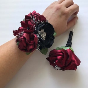 Ramillete o boutonnière de rosas negras y granates con vegetación - Ramillete de rosas negras y rojas para fiesta de graduación, regreso a casa, flores, conjunto, ramillete con vegetación, tela
