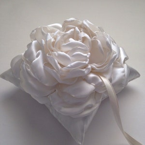 Single Flower Ring Bearer Pillow - Choice of Colors - Ringbearer, Flowergirl, Wedding Ceremony, Wedfing Traditions, Satin Pillow and Flowers