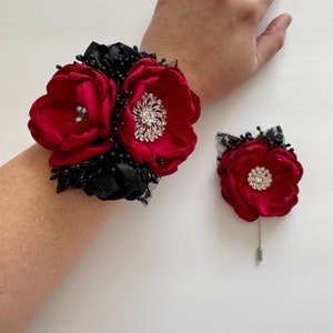 Reiches rotes und schwarzes Anstecksträußchen oder Boutonnière Set - rote und schwarze Abschlussballrosen, Stoffblumen, Abschlussballblume, HOCO-Blume, Handgelenk-Anstecknadel, rote Rosen