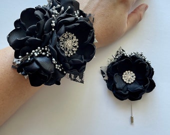 Zilveren en zwarte polscorsage of corsages - zwarte corsage, polscorsage, corsages, stoffen bloemen, zijden bloemen, satijnen bloemen, roos
