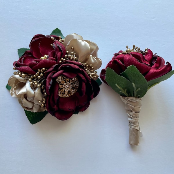 Ramillete o Boutonnière de rosas granate y champán con vegetación