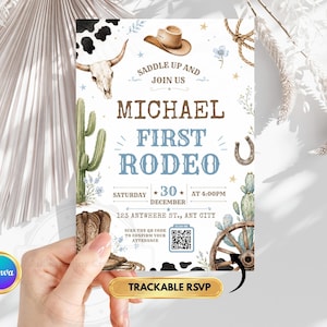 Può includere: Un biglietto d'invito rettangolare a tema western con illustrazioni di teschio di mucca, cappello da cowboy, cactus, stivali e ruota di carro. Il testo recita: SADDLE UP AND JOIN US, MICHAEL FIRST RODEO, SATURDAY 30 DECEMBER AT 4:00PM, 123 ANYWHERE ST.