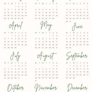 Puede incluir: Calendario de 2026 con los meses de enero a diciembre. Cada mes se muestra con una fuente verde manuscrita, con los días de la semana y las fechas en un formato sencillo. El calendario está sobre un fondo beige claro, ideal para el hogar o la oficina.