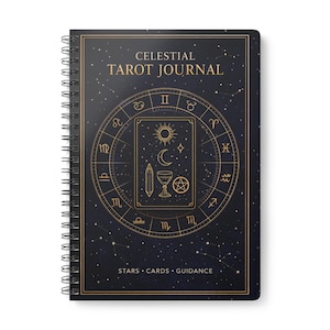 Könnte beinhalten: Ein spiralförmiges Celestial Tarot Journal mit dunkelblauem Einband und goldenen Himmelsdesigns. Der Einband enthält den Text "CELESTIAL TAROT JOURNAL" und "STARS • CARDS • GUIDANCE". Das Design umfasst Tierkreiszeichen und Tarot-Bilder.