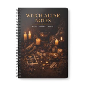 Könnte beinhalten: Ein spiralgebundenes Notizbuch mit dem goldenen Schriftzug "WITCH ALTAR NOTES". Das Cover zeigt eine mystische Szene mit Kerzen, Kristallen, Kräutern und einer Tarotkarte. Das Notizbuch ist für Rituale, Kräuter und Kristalle.