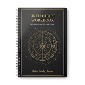 Könnte beinhalten: Ein schwarz-spiralgebundenes Notizbuch mit goldenen Buchstaben und einem Himmelsdesign. Auf dem Cover steht "BIRTH CHART WORKBOOK" mit "INTERPRETATION • HOUSES • SIGNS" darunter. Der untere Teil des Covers lautet "Modern Astrology Journal".