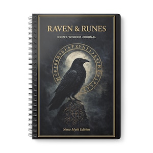 Puede incluir: Un diario con espiral titulado "Raven & Runes: Odin's Wisdom Journal". La portada presenta un cuervo negro posado sobre una roca, con una luna llena de fondo y runas doradas. Las palabras "Norse Myth Edition" están en la parte inferior.