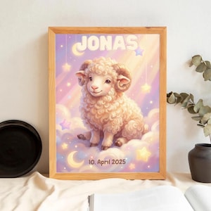 Peut inclure: Impression encadrée avec un mouton de dessin animé sur un nuage, avec le nom "JONAS" en haut. Le fond est un ciel pastel avec des étoiles et des lunes. La date "10. Avril 2025" est en bas.