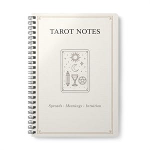 Könnte beinhalten: Spiralgebundenes Notizbuch mit dem Schriftzug "TAROT NOTES" auf dem Cover. Das Cover zeigt eine Strichzeichnung einer Tarotkarte mit Sonne, Mond und anderen Symbolen. Die Worte "Spreads · Meanings · Intuition" stehen unten.
