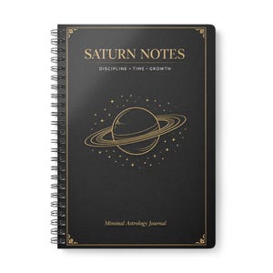 Könnte beinhalten: Schwarz gebundenes Notizbuch mit goldfarbenen Buchstaben und einer goldenen Illustration des Saturn. Das Notizbuch trägt den Titel "SATURN NOTES" und enthält die Worte "DISCIPLINE • TIME • GROWTH" und "Minimal Astrology Journal".