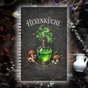 Puede incluir: Cuaderno de espiral con el título "Hexenküche". La portada presenta una botella de poción verde con humo arremolinado, setas y una calavera. El fondo es una superficie oscura y texturizada. Ideal para hechizos.