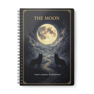 Könnte beinhalten: Ein Spiralbuch mit einem Einband, der einen Vollmond, zwei Wölfe und den Text "THE MOON" und "TAROT JOURNAL & MEANINGS" zeigt. Das Kunstwerk ist in Schwarz, Weiß und Gold gehalten.