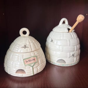 Vintage Pfaltzgraff Naturewood Beehive Honey Pot Set | Ceramic Honey Jar with Welcome Sign and Dipper Stick | Farmhouse Kitchen Decor