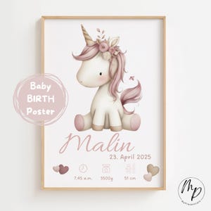 Peut inclure: A cadre affiche de naissance pour bébé avec une illustration à l'aquarelle d'une licorne assise avec une crinière rose et une couronne florale. L'affiche comprend le nom "Malin", la date de naissance, l'heure, le poids (3500g) et la taille (51 cm).
