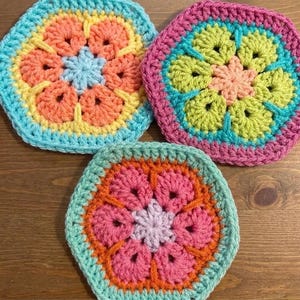 Puede incluir: Un juego de tres tazas de cerámica con un acabado moteado y mate. Las tazas son en tonos crema, gris claro y gris oscuro. Cada taza tiene un diseño simple y minimalista y un asa redondeada.
