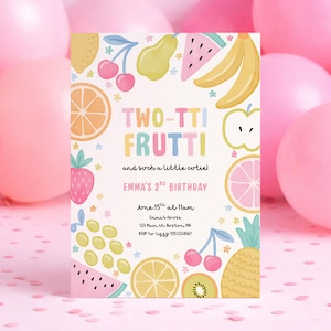 Puede incluir: Una colorida invitación de cumpleaños con el texto "TWO-TTI FRUTTI" y "Emma's 2nd Birthday". La invitación está decorada con ilustraciones de varias frutas como fresas, naranjas y plátanos. Globos rosas y confeti en el fondo.