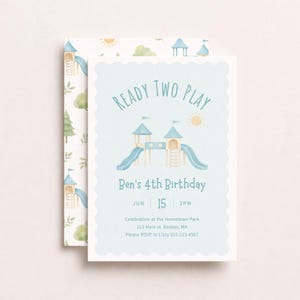 Puede incluir: Invitación de cumpleaños azul claro con una ilustración de parque infantil y el texto "READY TWO PLAY". La invitación incluye el texto "Ben's 4th Birthday" y los detalles del evento. El reverso presenta un patrón repetido de árboles y toboganes.