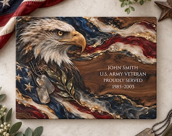 Peut inclure: Une plaque rectangulaire en bois représentant une tête d'aigle à tête blanche, une paire de plaques d'identité militaires et un drapeau américain stylisé avec des accents dorés. Le texte indique : JOHN SMITH, U.S. ARMY VETERAN, PROUDLY SERVED, 1985-2005.