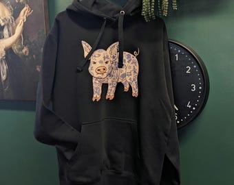 Sudadera con capucha de cerdito tatuado - Algodón ultrasuave de primera calidad, diseño clásico de tatuaje en negro.