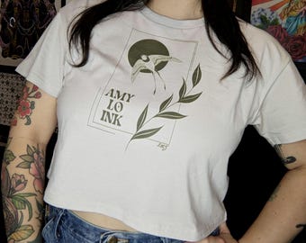 Top corto Amy Lo Ink '25: suave y natural, estilo minimalista y limpio, con el apoyo de artistas locales