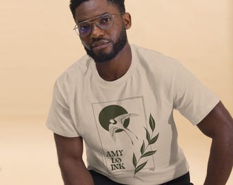 Camisa Amy Lo Ink '25 - Tono verde oliva natural, diseño minimalista y limpio, golondrina al atardecer