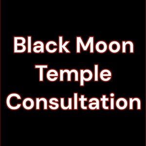 以下が含まれることがあります： 黒い背景に、赤で縁取られた白い文字で「Black Moon Temple Consultation」と書かれています。テキストは垂直に積み重ねられ、中央に配置されています。赤い縦線がテキストを囲んでいます。