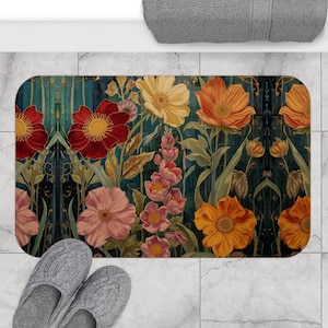 Könnte beinhalten: Eine rechteckige Badematte mit einem floralen Muster in Rot-, Rosa-, Gelb- und Orangetönen auf einem dunkelblauen Hintergrund. Die Matte liegt auf einem gefliesten Boden, mit grauen Hausschuhen und einem grauen Handtuch.