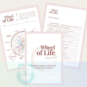 Może przedstawiać: Zestaw wydrukowanych arkuszy roboczych zatytułowanych "Koło Życia". Arkusze robocze zawierają diagram kołowy z sekcjami dla różnych obszarów życia, stronę do samodoskonalenia oraz przewodnik po refleksji, planowaniu i rozwoju z intencją. Schemat kolorów to miękki róż i brąz.