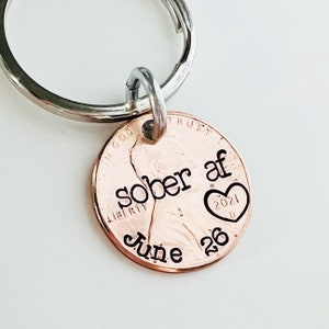Scegli l&#39;anno - Portachiavi Penny &quot;Sober AF&quot; Penny portafortuna Sobriety Recovery Data speciale Ricordo / Timbrato a mano da Eight9 Designs