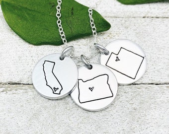 13 países, TODOS LOS 50 ESTADOS más Puerto Rico disponibles - Collar estampado a mano con 2 discos / Regalos de larga distancia de Eight9 Designs