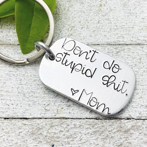 "Don't Do Stupid Shit" personalizado, Love Mom (ou nome/título personalizado) | Chaveiro estampado à mão com ideia engraçada para presente da Eight9Designs
