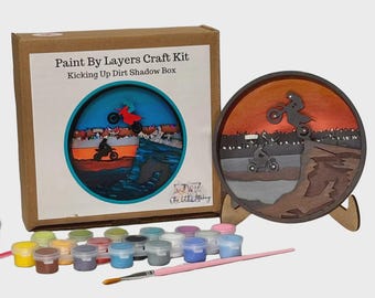 Kit de pintura por capas DIY / Kit de caja de sombras de motocross Kicking Up Dirt / Eight9Designs