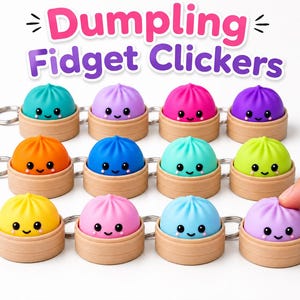 Può includere: Una collezione di dodici Dumpling Fidget Clickers, ognuno con un colorato personaggio a forma di gnocco sorridente seduto in una piccola base color marrone chiaro con un anello portachiavi in metallo. Il testo Dumpling Fidget Clickers è in alto.