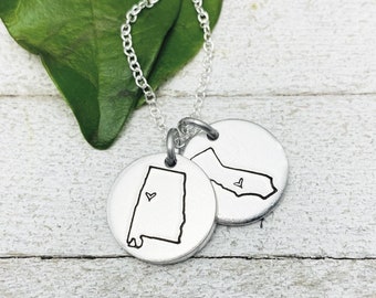 Disponible en 13 países, TODOS los 50 estados y Puerto Rico - Collar de 2 discos estampado a mano / Regalos de larga distancia de Eight9 Designs